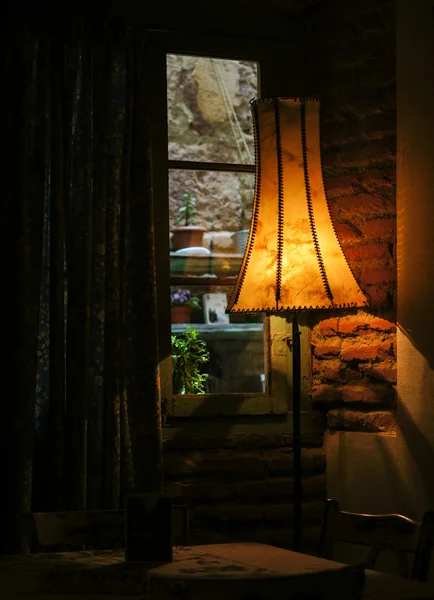 Lámpara y ventana Vintage —  Fotos de Stock