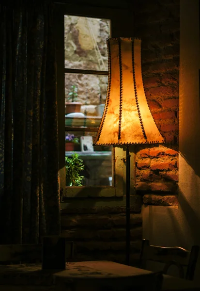 Винтажная лампа и окно — стоковое фото