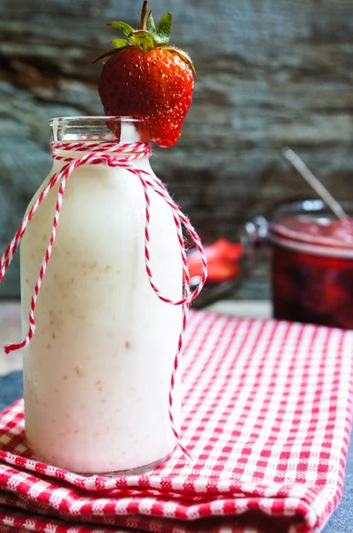 Strawbery yoğurt — Stok fotoğraf