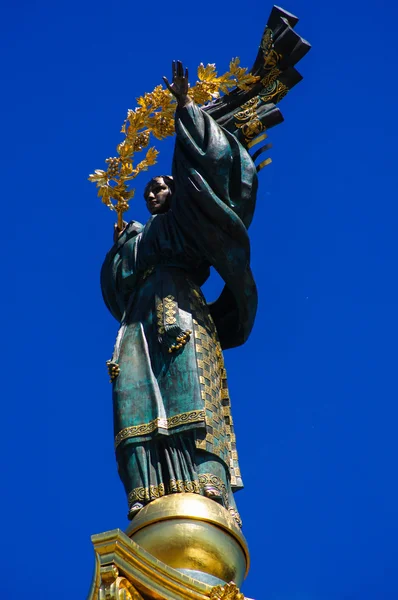 Esta es una estatua de un ángel, hecha de cobre, y chapado en oro —  Fotos de Stock