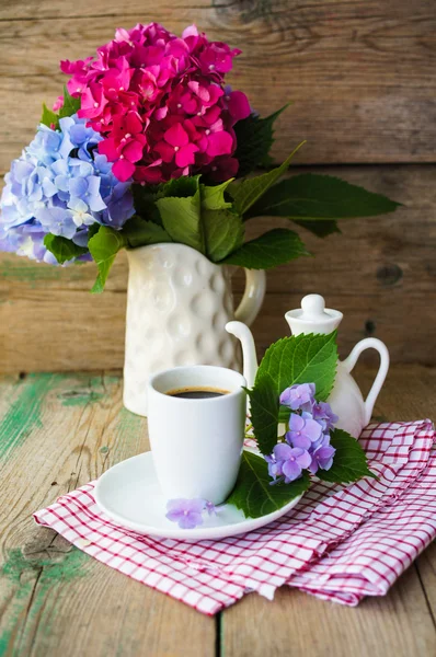 Hydrangea blommor och kaffe — Stockfoto