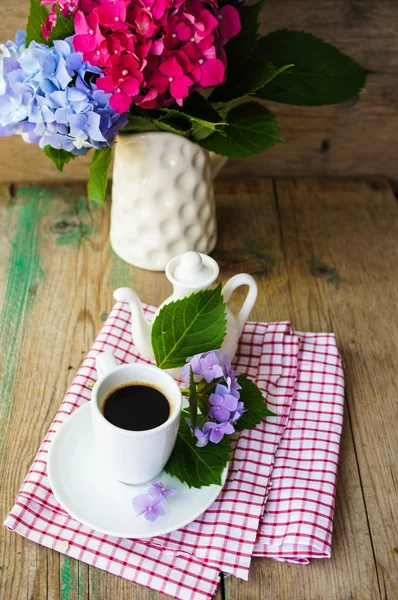 Hydrangea Květiny a káva — Stock fotografie