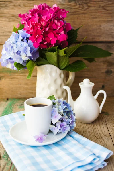 Hortensia bloemen en koffie — Stockfoto