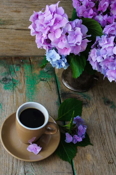 Hortensienblüten und Kaffee — Stockfoto