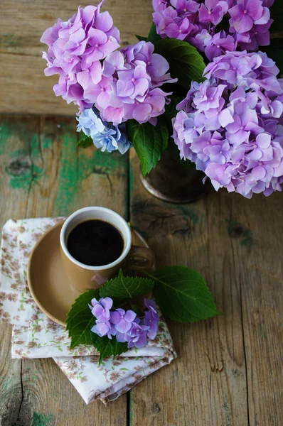 Hortênsia flores e café — Fotografia de Stock