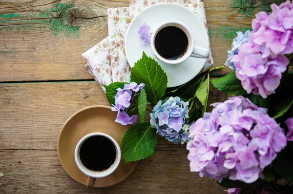 Hortênsia flores e café — Fotografia de Stock