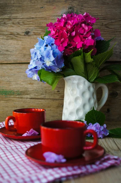 Hortensia bloemen en koffie — Stockfoto