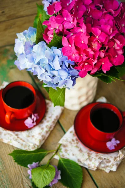 Hortensia bloemen en koffie — Stockfoto
