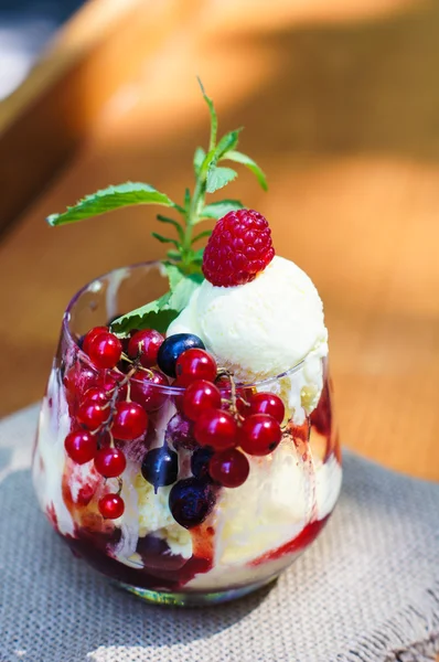 Helado y frutas — Foto de Stock