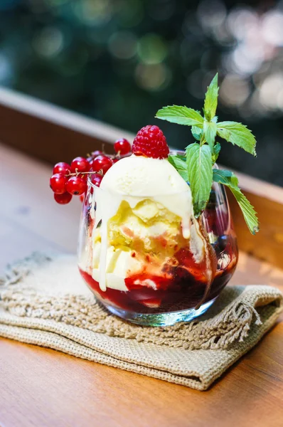 Helado y frutas — Foto de Stock