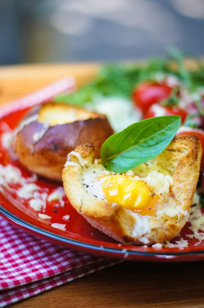 Healthy Egg in a Basket — Stock Photo, Image