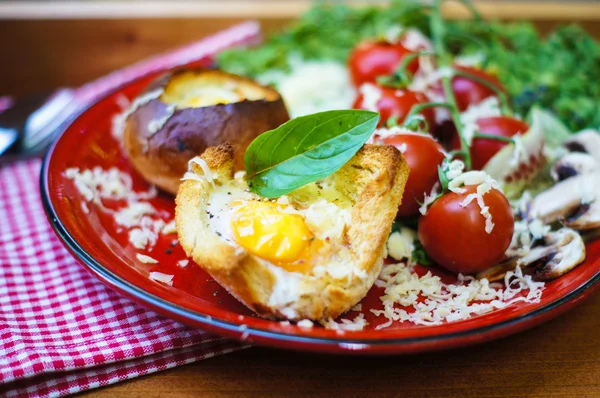 Healthy Egg in a Basket — Stock Photo, Image