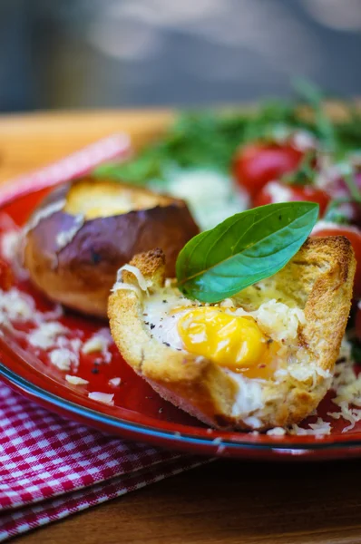 Healthy Egg in a Basket — Stock Photo, Image