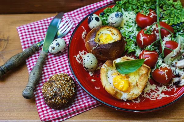 Huevo sano en una cesta — Foto de Stock