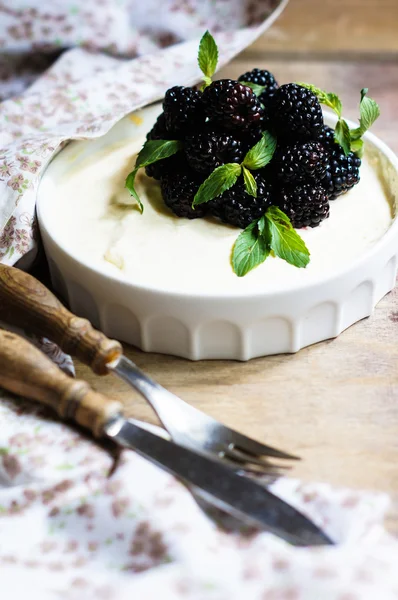 Blackberry dessert — Stock Photo, Image