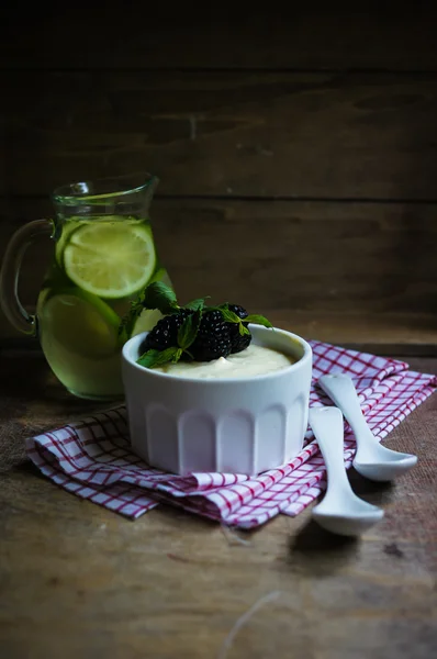 Blackberry dessert — Stock Photo, Image