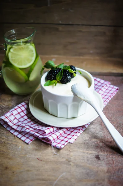 Blackberry dessert — Stock Photo, Image