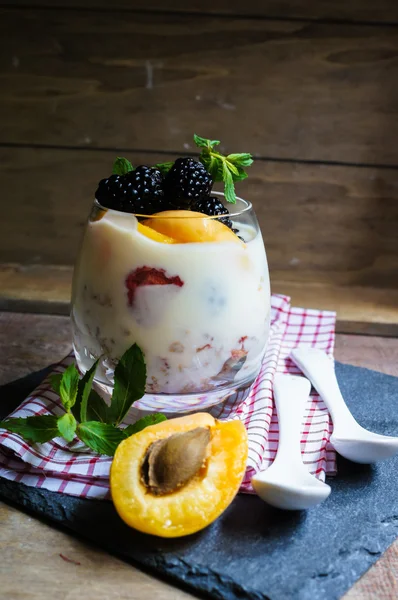 Dessert aus Brombeeren — Stockfoto