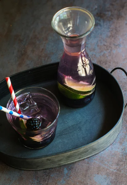 Fresh berries and lime lemonade — Stock Photo, Image