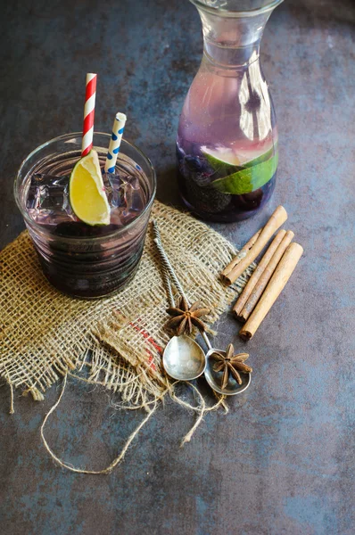 Fresh berries and lime lemonade — Stock Photo, Image