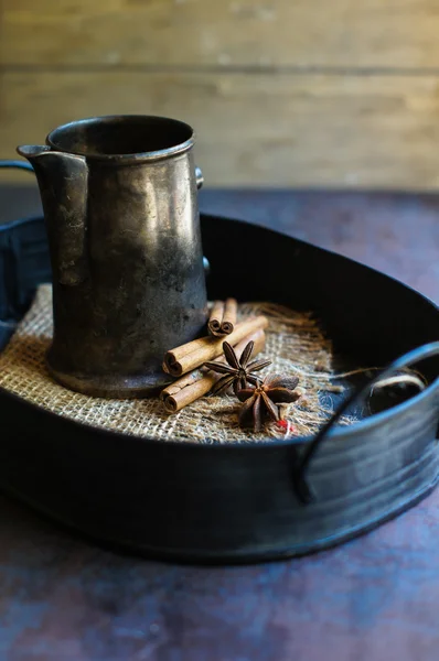 Alte Kaffeekanne auf dunklem rustikalem Hintergrund — Stockfoto