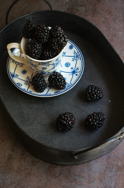 Frutas de amora na xícara — Fotografia de Stock