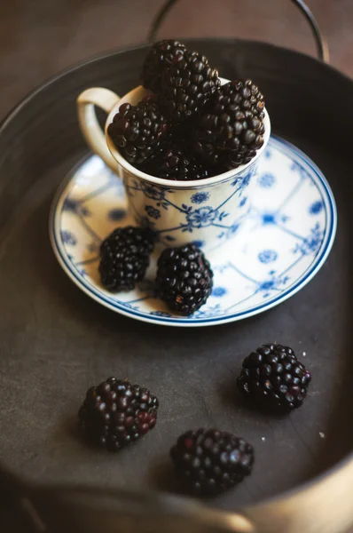 Frutas de amora na xícara — Fotografia de Stock