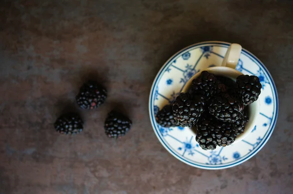 Frutas de amora na xícara — Fotografia de Stock