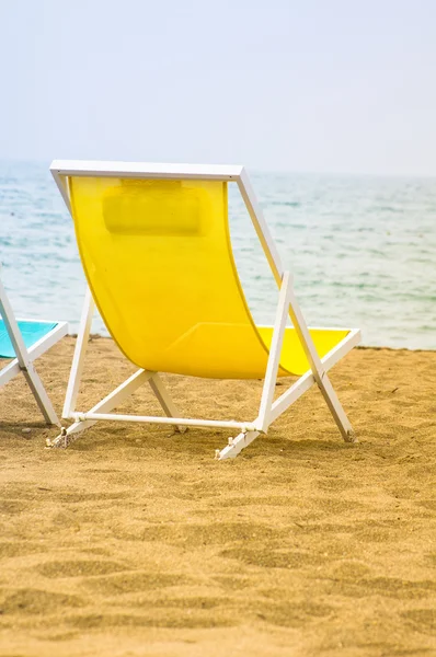 海で日光浴用の椅子 — ストック写真
