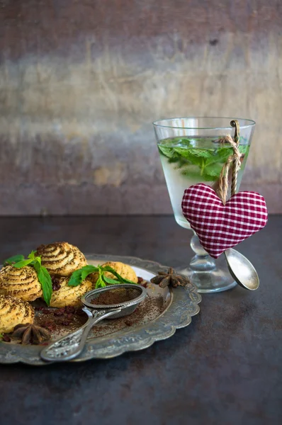 Biscoitos e bebida de hortelã — Fotografia de Stock