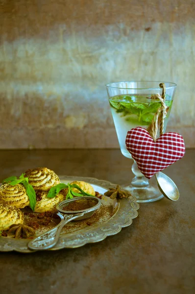 Biscoitos e bebida de hortelã — Fotografia de Stock