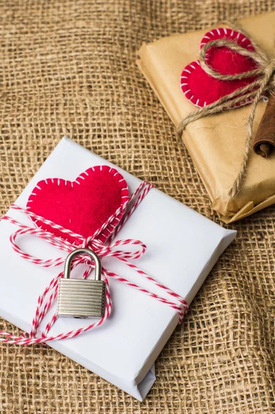 Красное сердце на деревянной доске на день Святого Валентина — стоковое фото