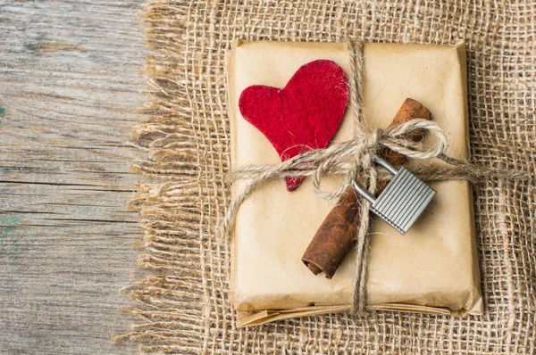 Coração vermelho na placa de madeira para o dia dos namorados — Fotografia de Stock