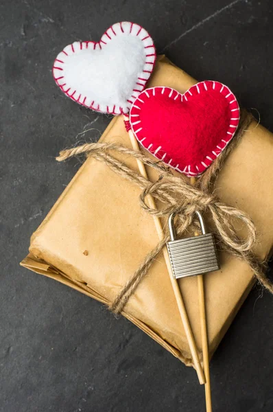 Sevgililer günü için ahşap tahta üzerinde kırmızı kalp — Stok fotoğraf
