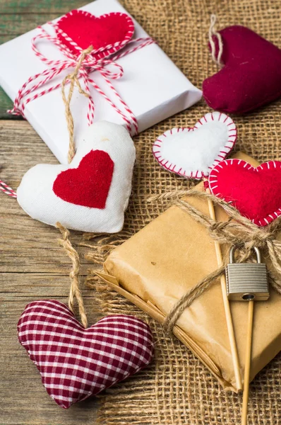 Corazón rojo sobre tabla de madera para el día de San Valentín — Foto de Stock