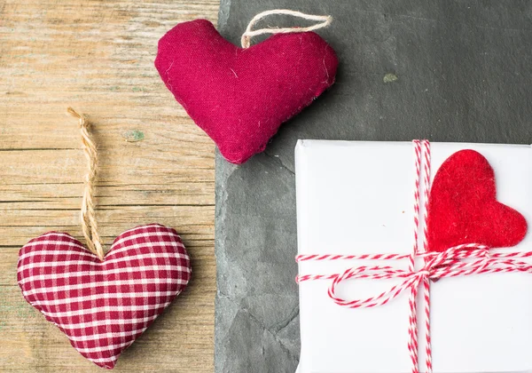 Rotes Herz auf Holzbrett zum Valentinstag — Stockfoto