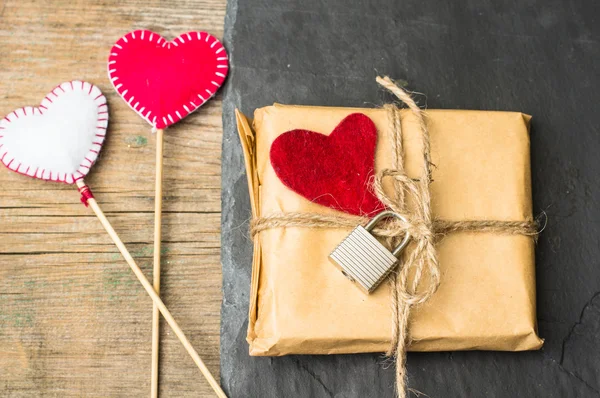 Corazón rojo sobre tabla de madera para el día de San Valentín — Foto de Stock