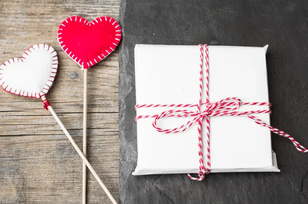 Corazón rojo sobre tabla de madera para el día de San Valentín — Foto de Stock