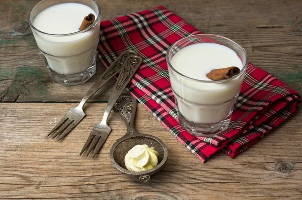 Leche con canela —  Fotos de Stock