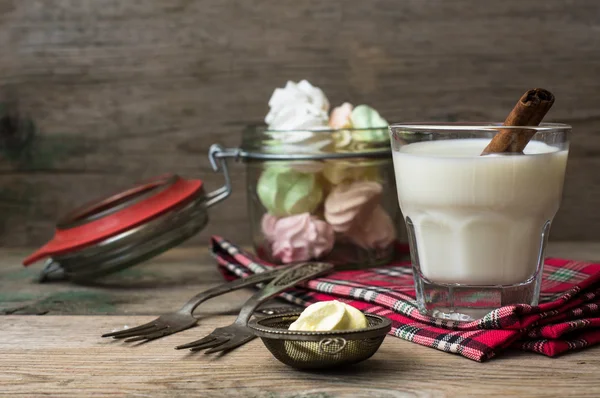 Leche con canela —  Fotos de Stock