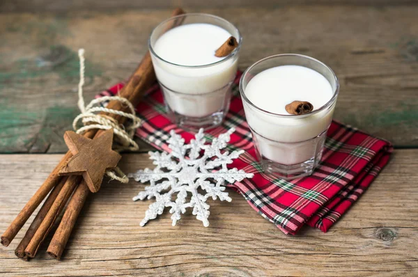 Milch mit Zimt — Stockfoto