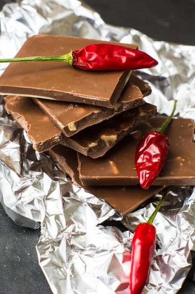 チョコレートとスパイスの赤唐辛子 — ストック写真
