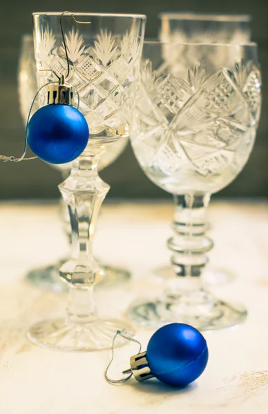 Antigos óculos de cristal e decoração do tempo de Natal — Fotografia de Stock