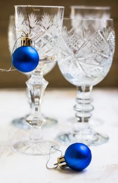 Gamla crystal glasögon och jul tid dekoration — Stockfoto