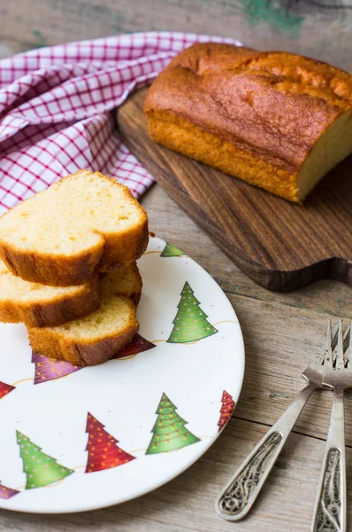 Kerst cake op houten tafel — Stockfoto