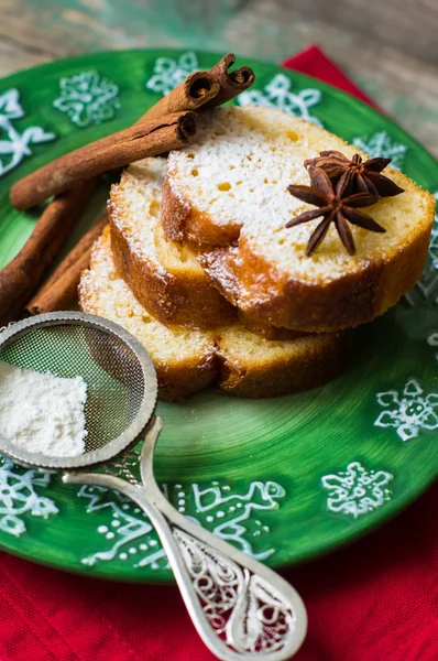 皿の上のクリスマス ケーキ — ストック写真