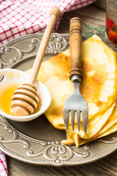 Dessert mit Pfannkuchen und Honig — Stockfoto