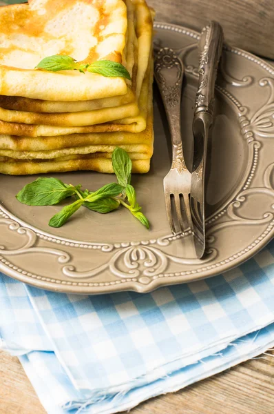 Dessert mit Pfannkuchen und Honig — Stockfoto