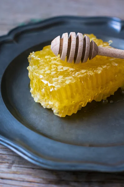 Honey comb on vintage plate — Stock Photo, Image