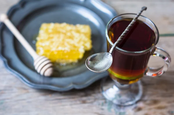 Copo de chá com limão e mel — Fotografia de Stock